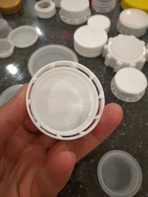 Plastikowe zakrętki do butelek z PE ISO9001 Plastikowe zakrętki 38 mm z zabezpieczeniem przed dziećmi
