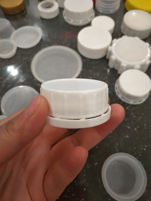Plastikowe zakrętki do butelek z PE ISO9001 Plastikowe zakrętki 38 mm z zabezpieczeniem przed dziećmi